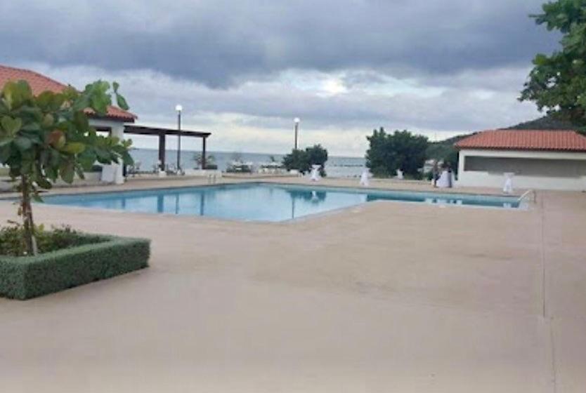 Bayfront Villa & Apartment Портмор Екстериор снимка