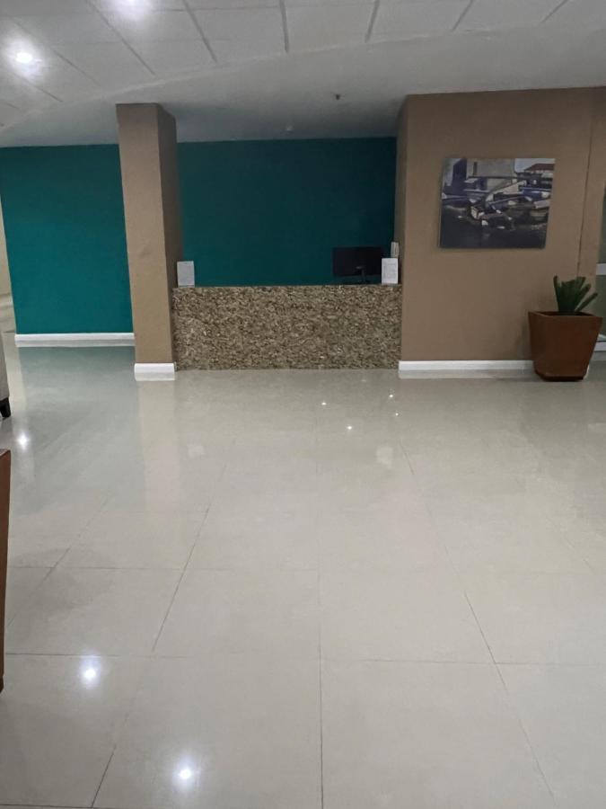 Bayfront Villa & Apartment Портмор Екстериор снимка