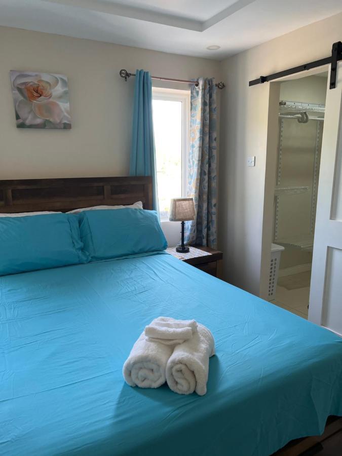 Bayfront Villa & Apartment Портмор Екстериор снимка