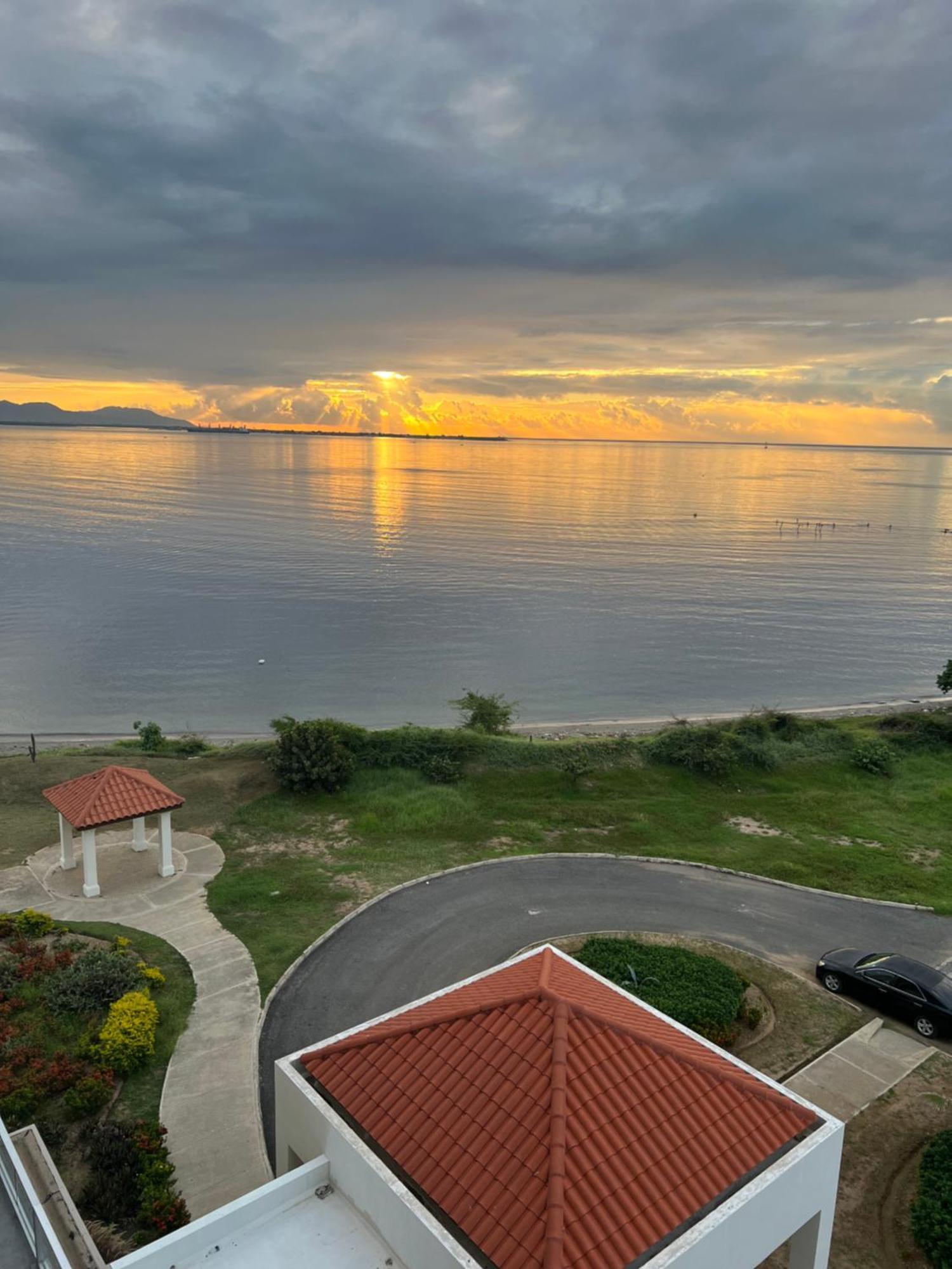 Bayfront Villa & Apartment Портмор Екстериор снимка