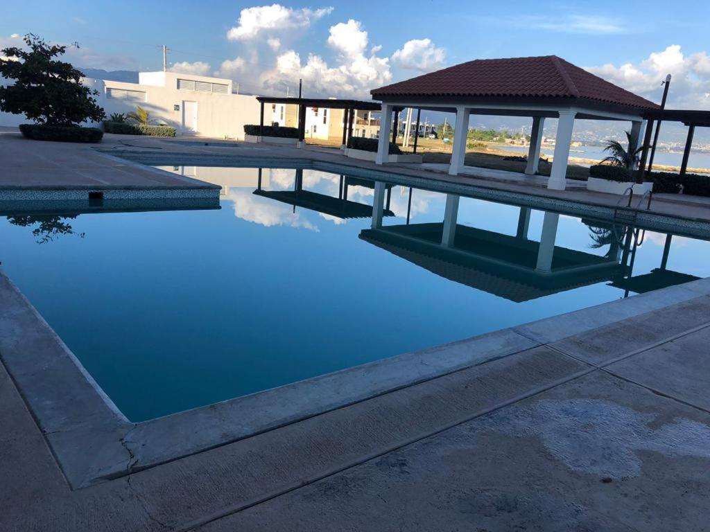 Bayfront Villa & Apartment Портмор Екстериор снимка
