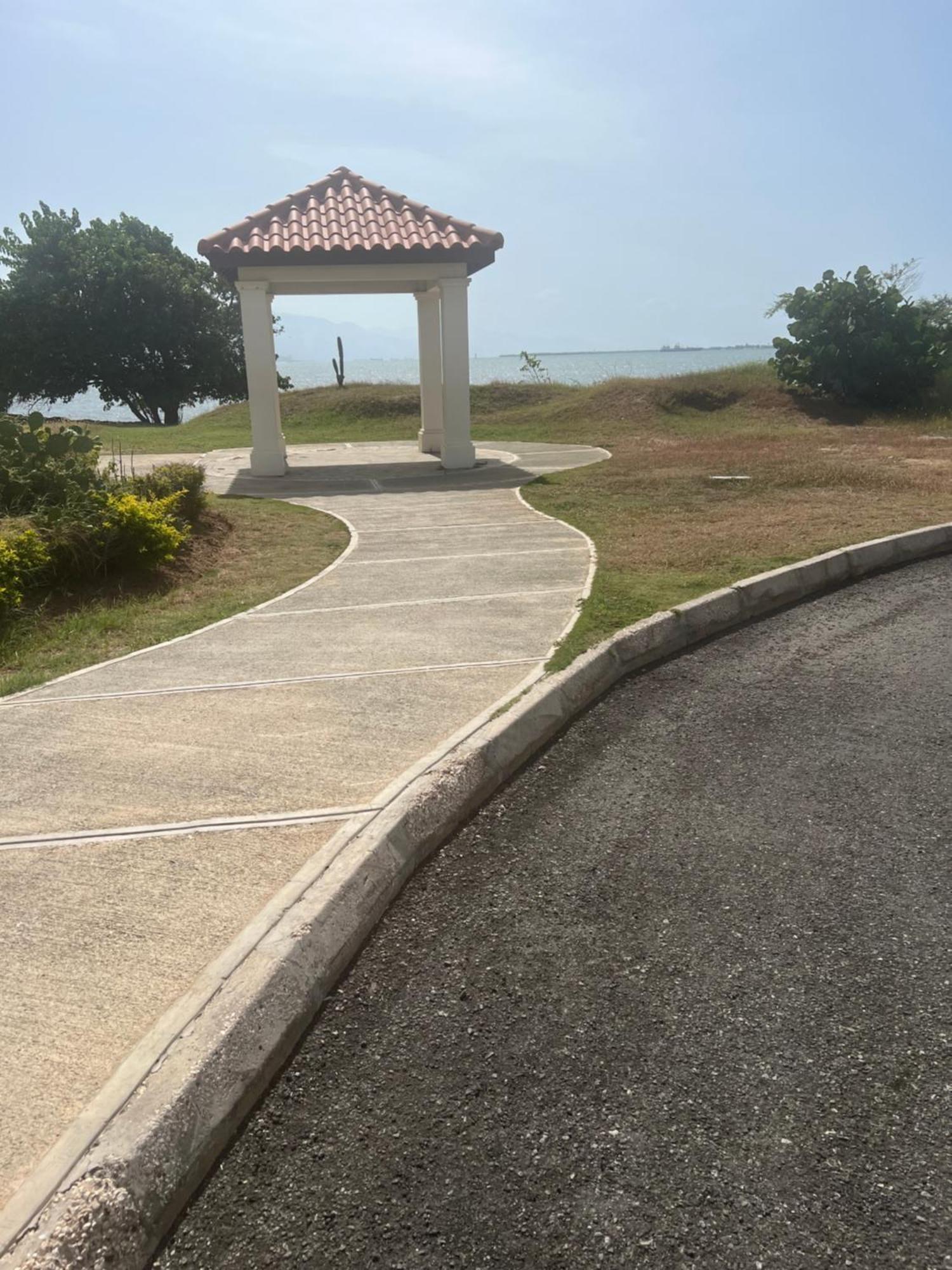 Bayfront Villa & Apartment Портмор Екстериор снимка