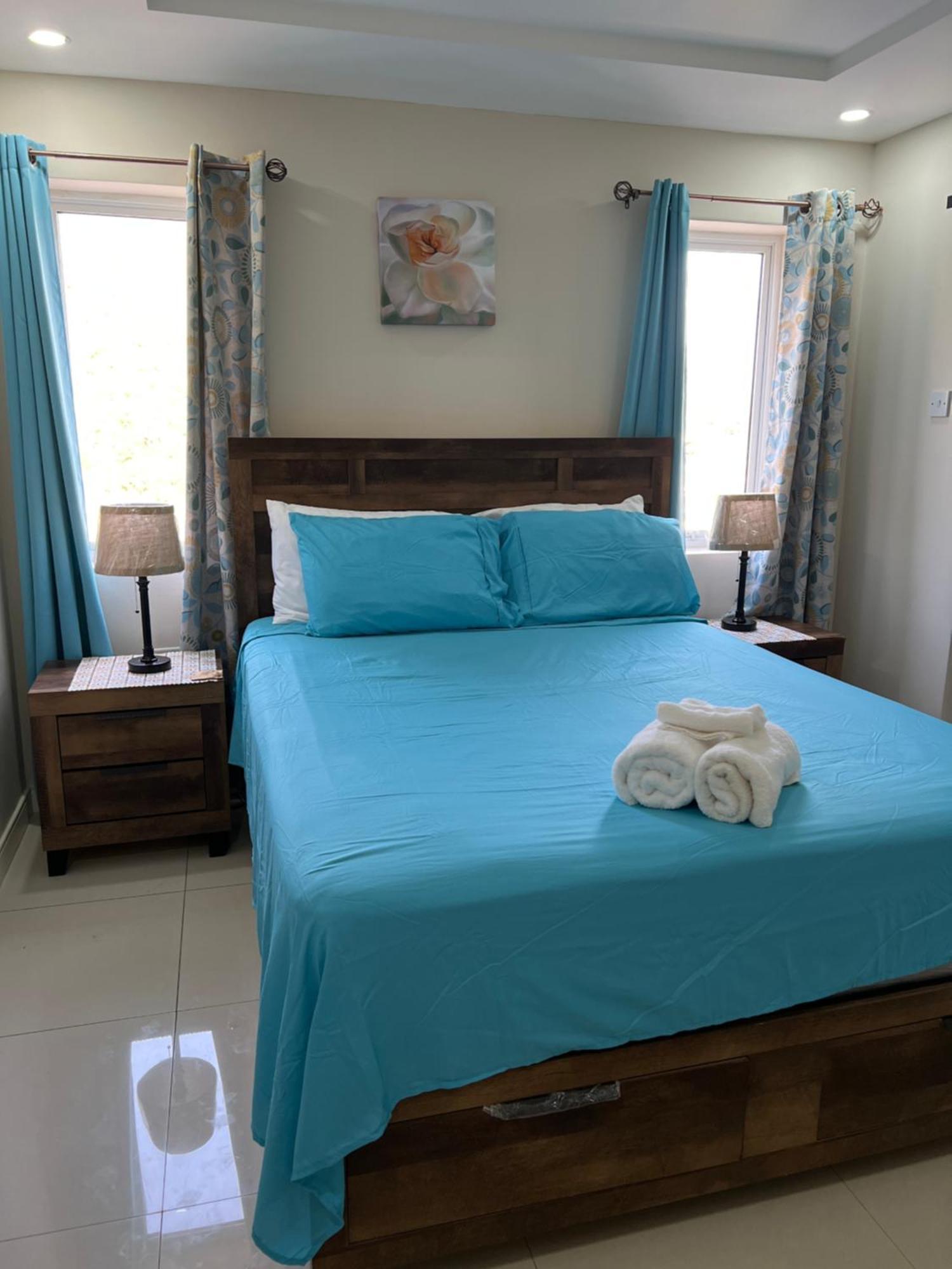 Bayfront Villa & Apartment Портмор Екстериор снимка